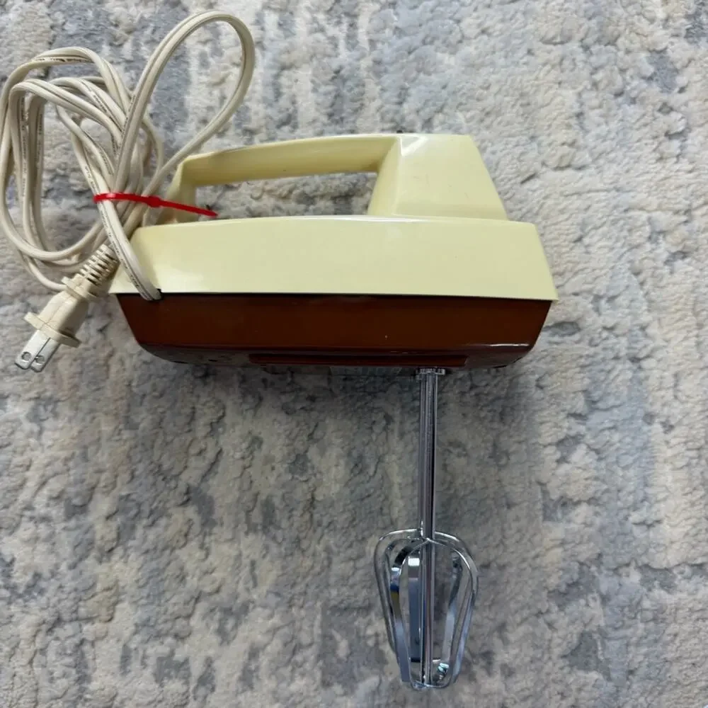 Vintage Robeson Hand Mixer w/Beaters 5-speed Almond & brown country kitchen
